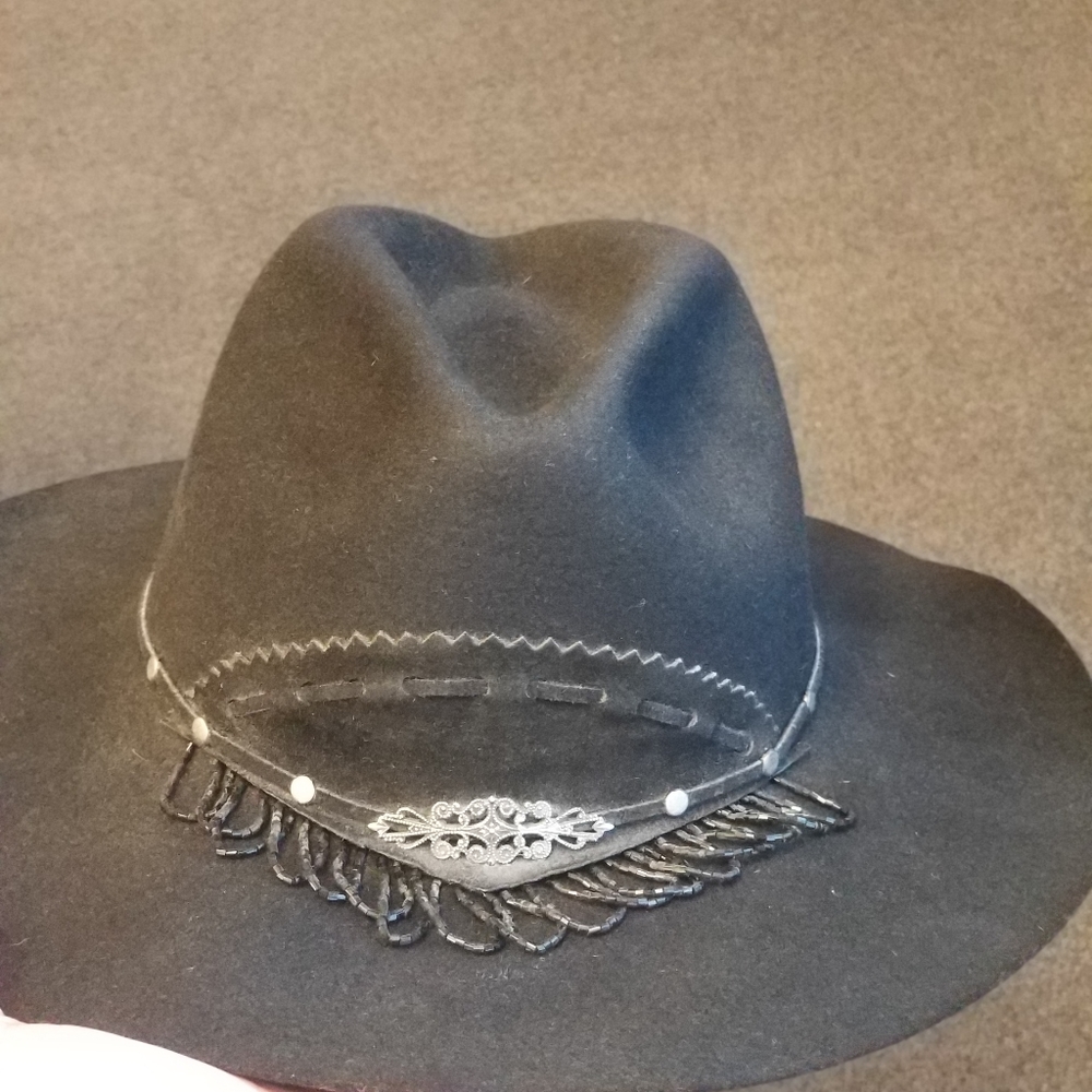 Woman's black cowboy hat Cheyenne Hughes